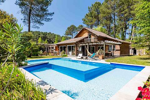EXCLUSIVITE : VILLA EN BOIS AVEC PISCINE CHAUFFÉE À 6 KM DES PLAGES