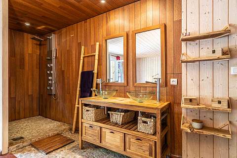 EXCLUSIVITE : VILLA EN BOIS AVEC PISCINE CHAUFFÉE À 6 KM DES PLAGES