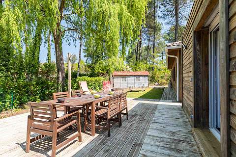 EXCLUSIVITE : VILLA EN BOIS AVEC PISCINE CHAUFFÉE À 6 KM DES PLAGES
