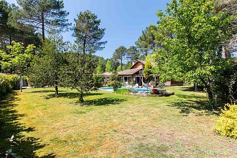 EXCLUSIVITE : VILLA EN BOIS AVEC PISCINE CHAUFFÉE À 6 KM DES PLAGES