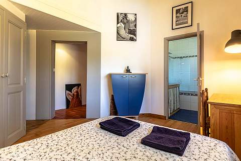 EXCLUSIVITE : VILLA EN BOIS AVEC PISCINE CHAUFFÉE À 6 KM DES PLAGES