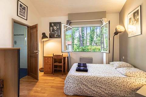 EXCLUSIVITE : VILLA EN BOIS AVEC PISCINE CHAUFFÉE À 6 KM DES PLAGES