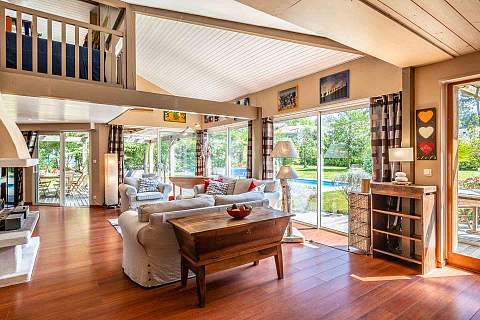 EXCLUSIVITE : VILLA EN BOIS AVEC PISCINE CHAUFFÉE À 6 KM DES PLAGES