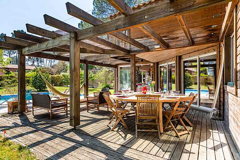 EXCLUSIVITE : VILLA EN BOIS AVEC PISCINE CHAUFFÉE À 6 KM DES PLAGES