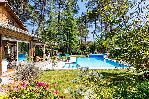 EXCLUSIVITE : VILLA EN BOIS AVEC PISCINE CHAUFFÉE À 6 KM DES PLAGES