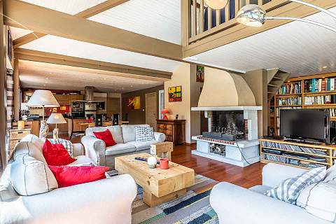 EXCLUSIVITE : VILLA EN BOIS AVEC PISCINE CHAUFFÉE À 6 KM DES PLAGES