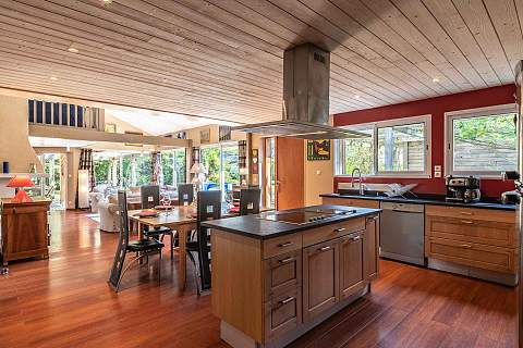 EXCLUSIVITE : VILLA EN BOIS AVEC PISCINE CHAUFFÉE À 6 KM DES PLAGES