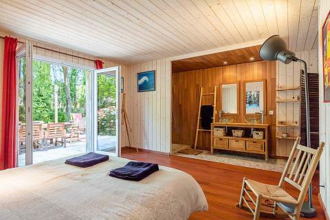 EXCLUSIVITE : VILLA EN BOIS AVEC PISCINE CHAUFFÉE À 6 KM DES PLAGES