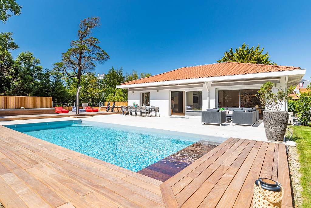 RARE IN BIARRITZ SPACIOUS VILLA WITH SWIMMING POOL DOWNTOWN Maison Sud Ouest