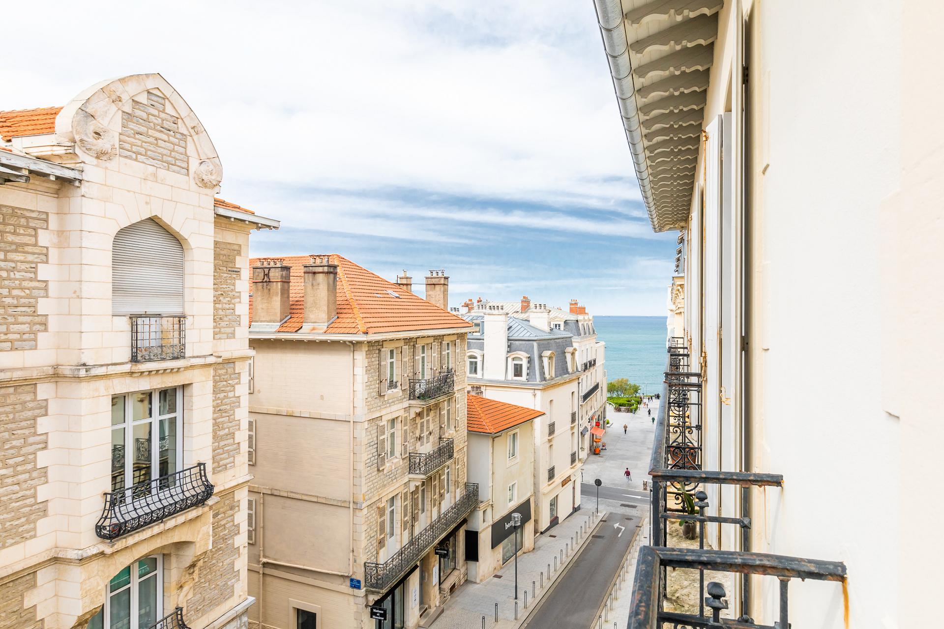 Large and luminous apartment on two levels in the center of Biarritz