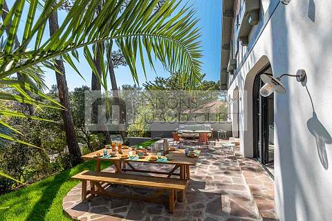 Position dominante pour cette villa lumineuse entre Lac et Océan