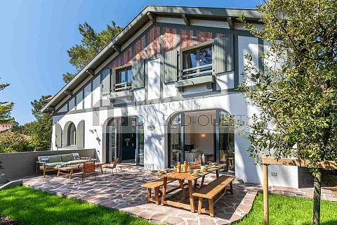 Position dominante pour cette villa lumineuse entre Lac et Océan