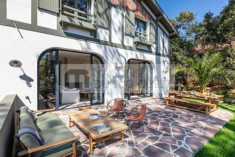 Position dominante pour cette villa lumineuse entre Lac et Océan