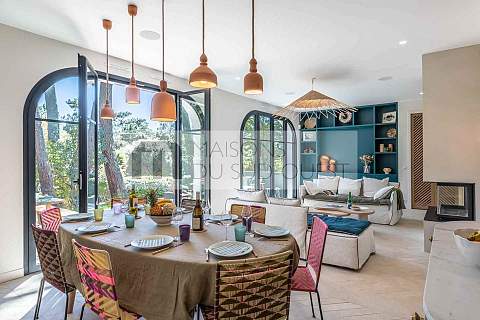 Position dominante pour cette villa lumineuse entre Lac et Océan