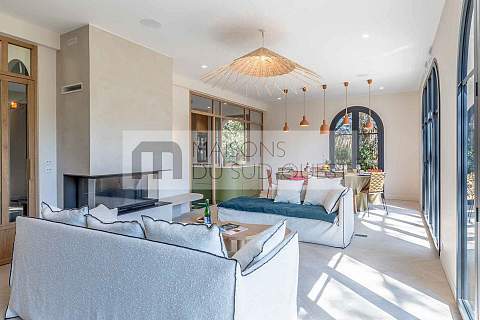 Position dominante pour cette villa lumineuse entre Lac et Océan