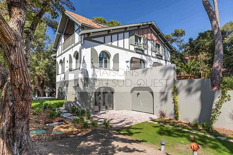 Position dominante pour cette villa lumineuse entre Lac et Océan