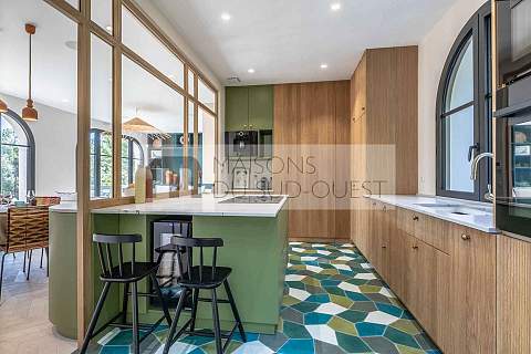 Position dominante pour cette villa lumineuse entre Lac et Océan