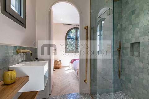 Position dominante pour cette villa lumineuse entre Lac et Océan