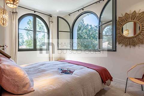 Position dominante pour cette villa lumineuse entre Lac et Océan