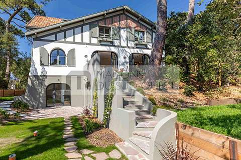 Position dominante pour cette villa lumineuse entre Lac et Océan