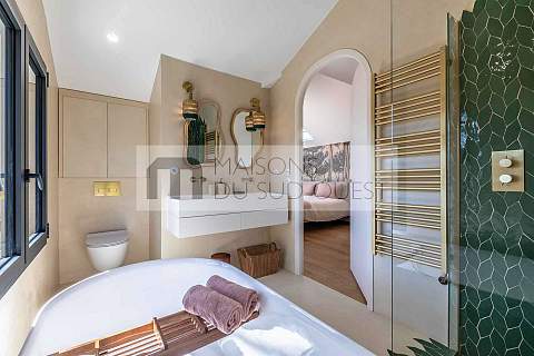 Position dominante pour cette villa lumineuse entre Lac et Océan