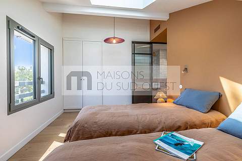 Position dominante pour cette villa lumineuse entre Lac et Océan