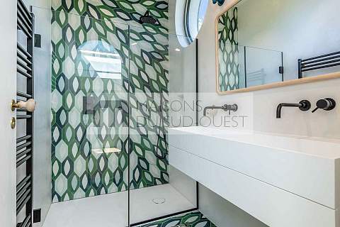 Position dominante pour cette villa lumineuse entre Lac et Océan