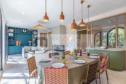 Position dominante pour cette villa lumineuse entre Lac et Océan