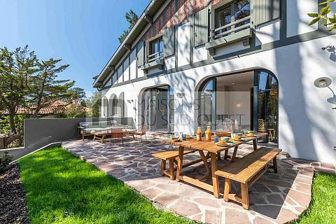 Position dominante pour cette villa lumineuse entre Lac et Océan