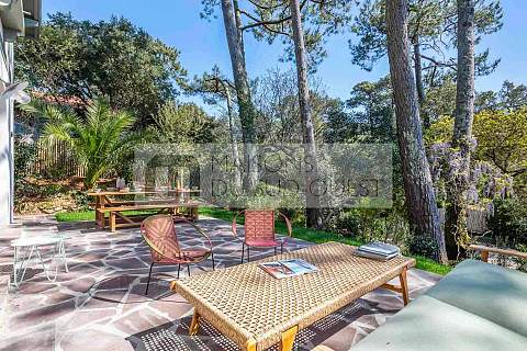 Position dominante pour cette villa lumineuse entre Lac et Océan