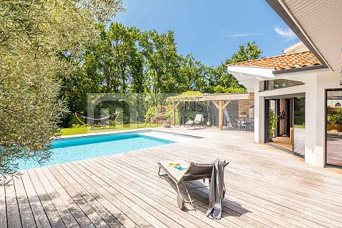 Havre de paix pour cette villa contemporaine tournée vers la forêt