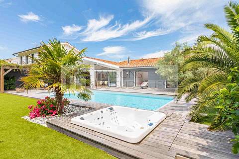 Havre de paix pour cette villa contemporaine tournée vers la forêt