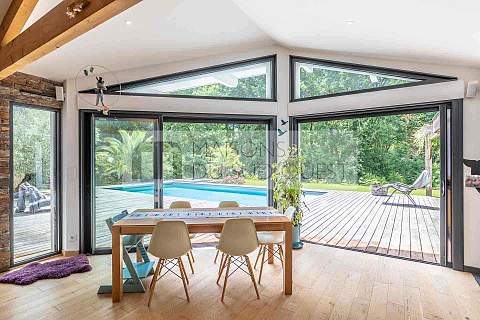 Havre de paix pour cette villa contemporaine tournée vers la forêt