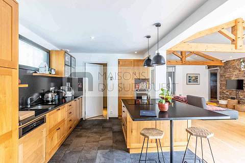 Havre de paix pour cette villa contemporaine tournée vers la forêt