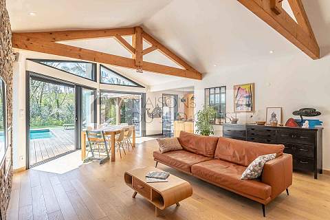 Havre de paix pour cette villa contemporaine tournée vers la forêt