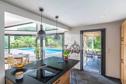 Havre de paix pour cette villa contemporaine tournée vers la forêt