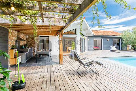 Havre de paix pour cette villa contemporaine tournée vers la forêt