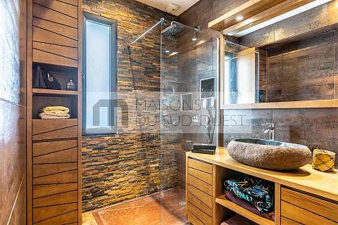 Havre de paix pour cette villa contemporaine tournée vers la forêt