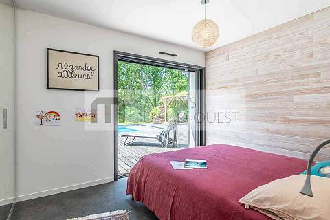 Havre de paix pour cette villa contemporaine tournée vers la forêt