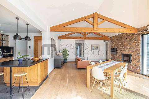 Havre de paix pour cette villa contemporaine tournée vers la forêt