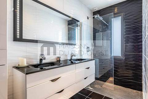 Havre de paix pour cette villa contemporaine tournée vers la forêt