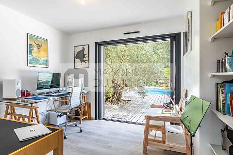 Havre de paix pour cette villa contemporaine tournée vers la forêt