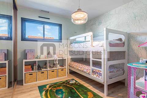 Havre de paix pour cette villa contemporaine tournée vers la forêt