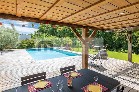 Havre de paix pour cette villa contemporaine tournée vers la forêt