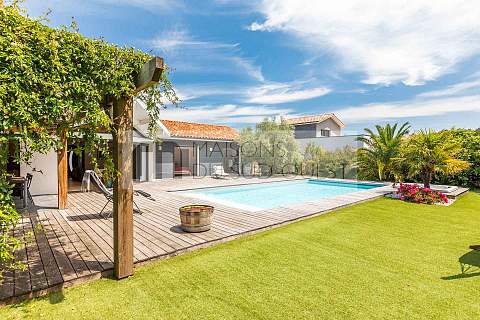 Havre de paix pour cette villa contemporaine tournée vers la forêt