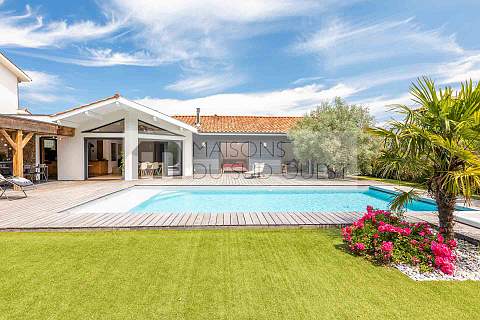 Havre de paix pour cette villa contemporaine tournée vers la forêt