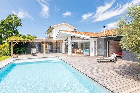 Havre de paix pour cette villa contemporaine tournée vers la forêt