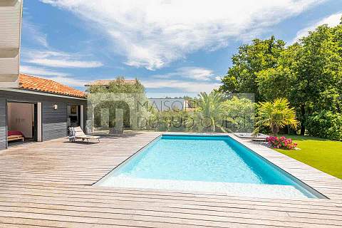 Havre de paix pour cette villa contemporaine tournée vers la forêt