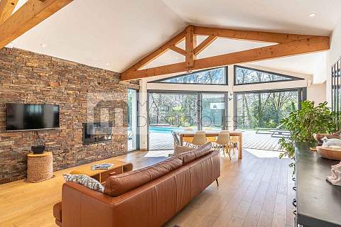 Havre de paix pour cette villa contemporaine tournée vers la forêt