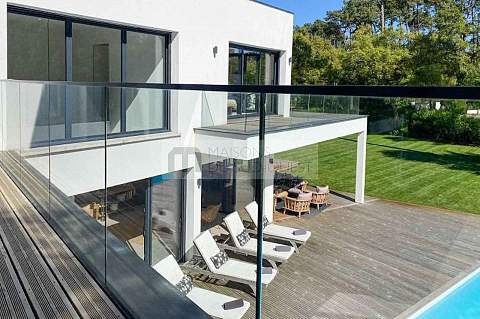 Villa contemporaine climatisée et sa piscine chauffée, au calme !